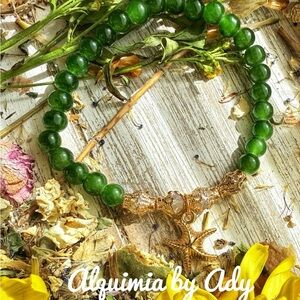 Dainty untreated emerald beaded gold charm bracelet